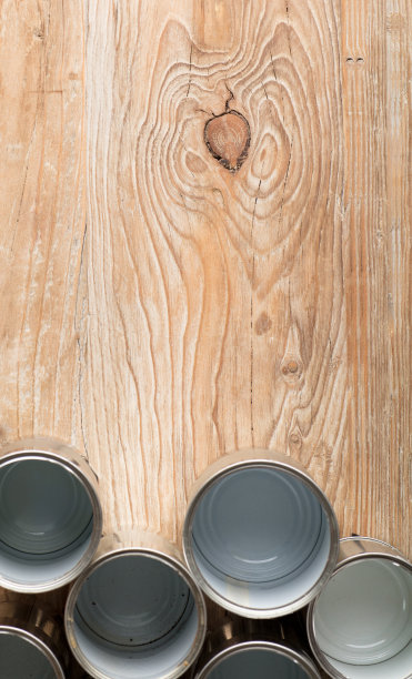 创意回收家居，铝制易拉罐，木质背景图片下载