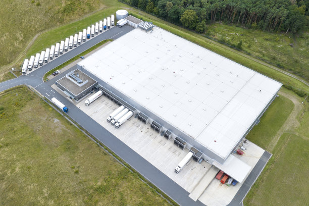 装货区，卡车停车场，无法辨认的工业建筑，物流——鸟瞰图图片下载