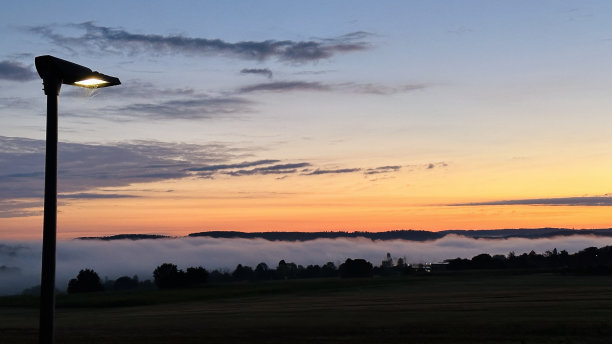 日出在雾蒙蒙的黑暗风景上图片下载