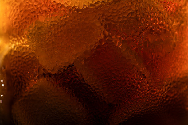 冰块和苏打水放在玻璃杯里图片下载