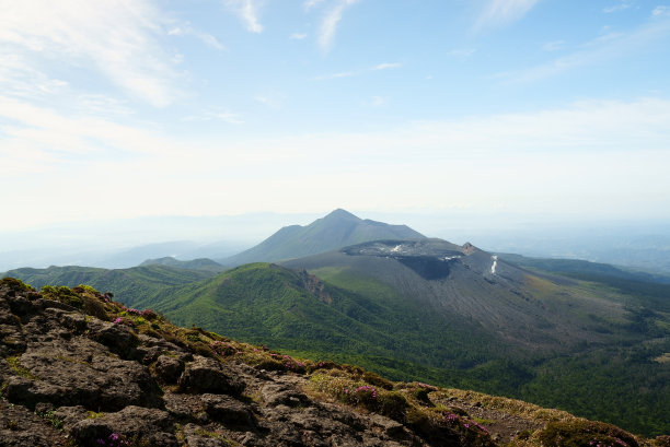 从喀喇昆山山顶俯瞰的高町山和新茂岳山的自然风光图片下载