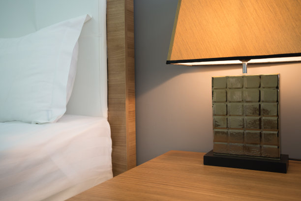 卧室床头漂亮的台灯。图片下载