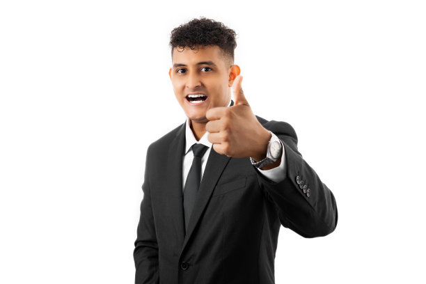 拉丁美洲男子穿着白色背景的商务套装，非常高兴和兴奋地举起手臂做胜利者的手势。图片下载