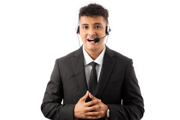 年轻英俊的呼叫中心接线员，留着胡子，在蓝色背景下使用耳机工作，快乐的脸微笑着，双臂交叉，看着镜头。积极的人。图片下载