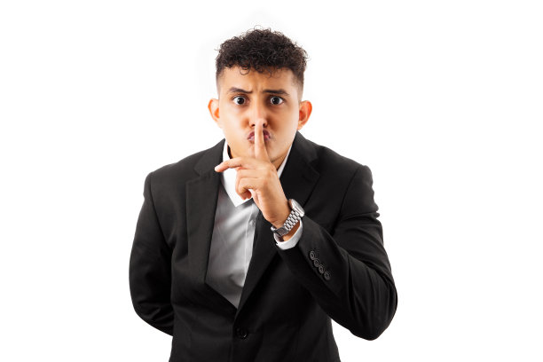 年轻的拉丁美洲男子穿着西装站在孤立的白色背景上，手指放在嘴唇上要求安静。沉默与秘密的概念。图片下载