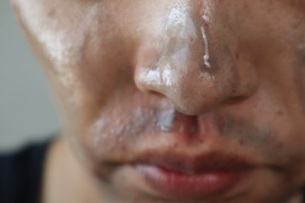 一个日本男人洗脸的特写图片下载