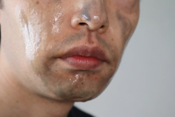 一个日本男人洗脸的特写图片下载