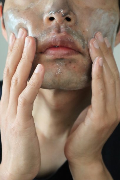 一个日本人正在洗脸图片下载