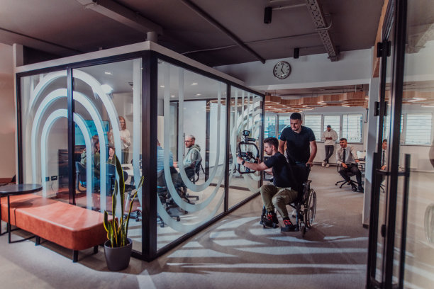 在一个现代化的办公室里，一个专业的摄像师团队捕捉了创造力和创新的本质，他们拍摄了一群年轻的企业家，象征着在充满活力的商业世界里的合作和雄心。图片下载