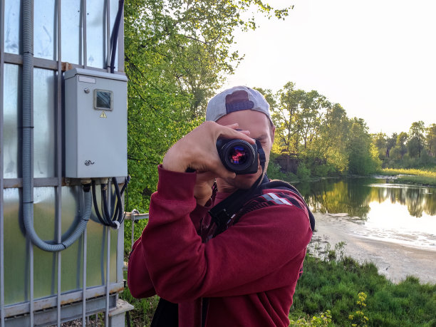 摄影师用数码单反相机。世界摄影日。图片下载