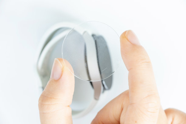 更换白底智能手表的破碎玻璃图片下载