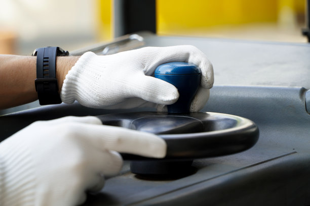 在工厂或仓库驾驶叉车。集装箱叉车在商业码头现场。图片下载