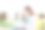 在公园里用笔记本电脑工作的年轻女子图片下载