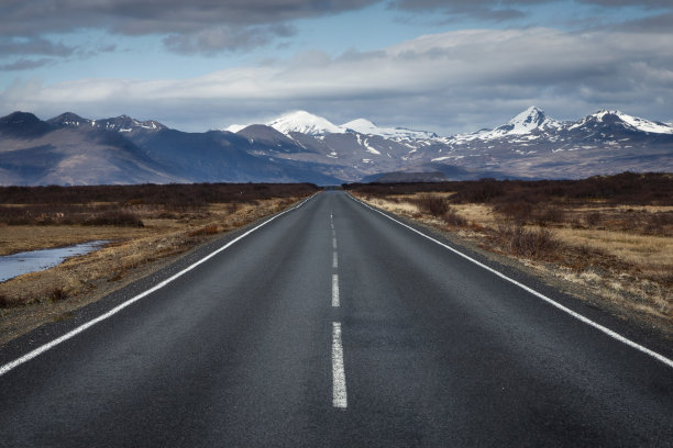 冰岛乡村通往雪山的风景优美的道路。图片下载