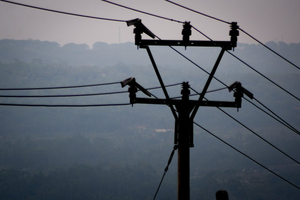电线杆对着天空。图片下载