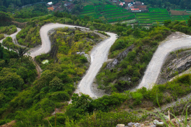 印度尼西亚西爪哇岛山口的一条土路图片下载