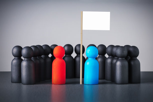 在深灰色的背景上，一群人中的领导人的红蓝形象。举白旗的蓝军队长，投降。图片下载