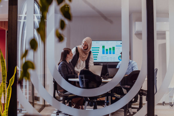 一群不同的商人合作并测试了一种新的虚拟现实技术，戴着虚拟眼镜，在他们未来的工作空间里展示创新和创造力图片下载