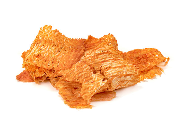 甜辣的碎鱿鱼干孤立在白色的背景图片下载