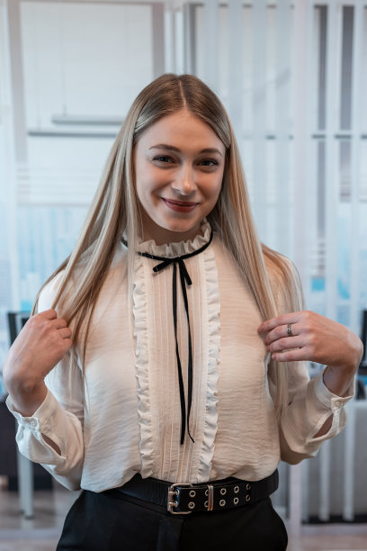 在办公楼里穿着白衬衫的漂亮金发女商人图片下载