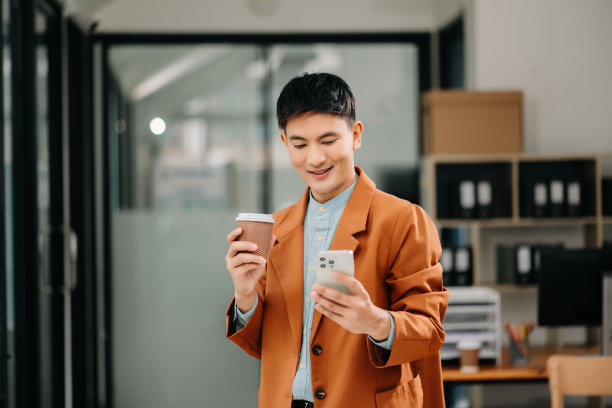 年轻有魅力的亚洲男性办公室白领西装正对着镜头微笑图片下载