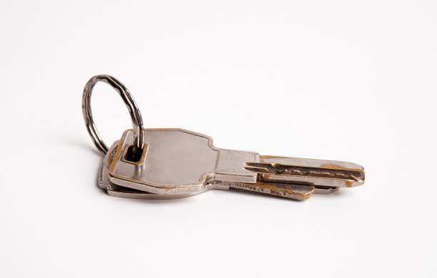 一对金属镍门钥匙与闪亮的银环特写照片隔离在白色背景图片下载