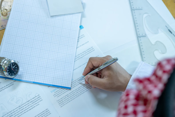 阿拉伯男人在签署合同前拿着笔阅读合同图片下载