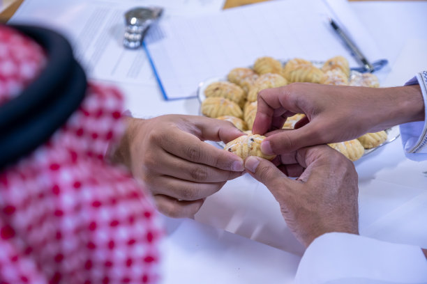 阿拉伯同事在办公桌前共享开哈克图片下载