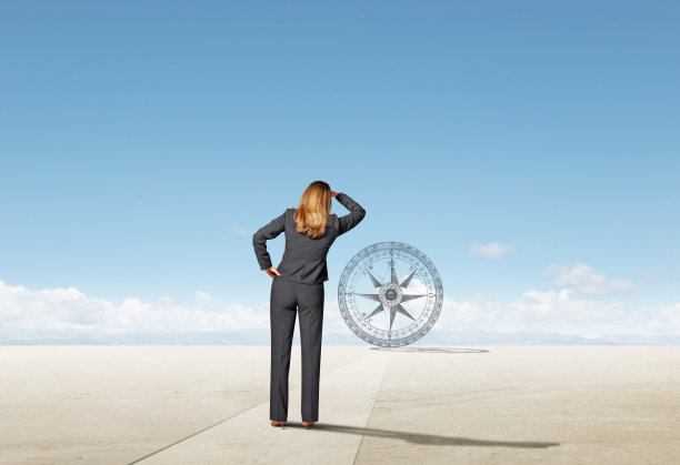 女商人望着远方的指南针图片下载