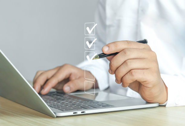 指着电脑屏幕上的清单项目图片下载