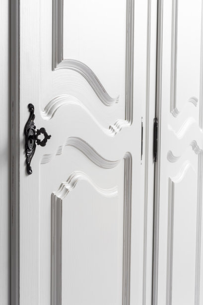 带金属把手的彩绘木柜门图片下载