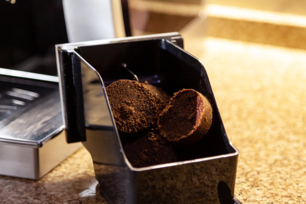 特写咖啡机后的研磨容器图片下载