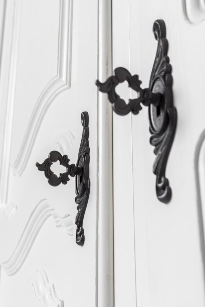 带有装饰性金属钥匙的家具橱柜的白色木门图片下载