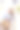 迷人的黑发女人穿着便服，在街上发短信图片下载
