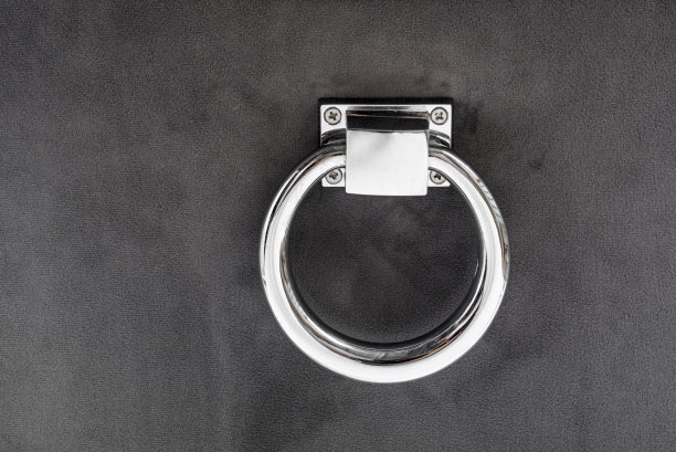 床头柜木柜的金属把手图片下载