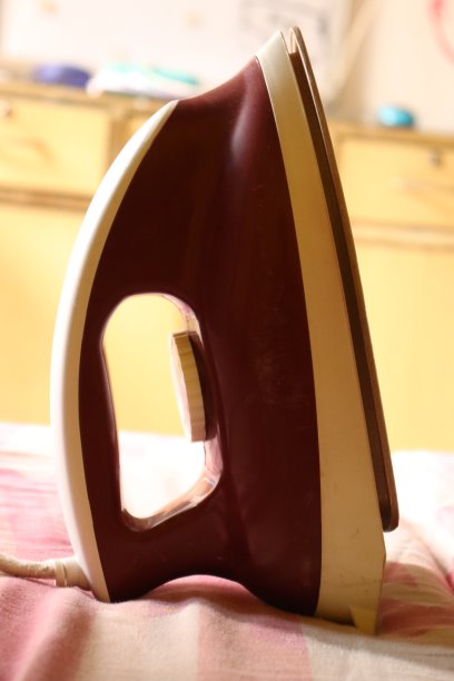 在粉红色的织物上垂直地竖着，背景模糊图片下载