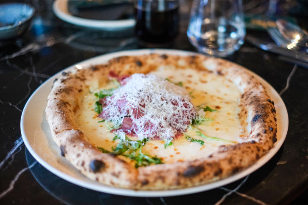 新鲜的意大利披萨与火腿迪帕尔马股票照片图片下载