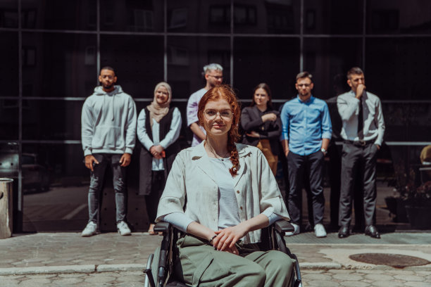 一群多元化而自信的年轻商人聚集在一起，轮椅上的女商人散发着成功、雄心和团结的光芒，捕捉了一个充满活力和鼓舞人心的商业环境的精髓图片下载