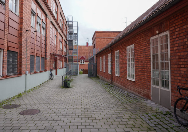 城市建筑物间空荡荡的小巷图片下载