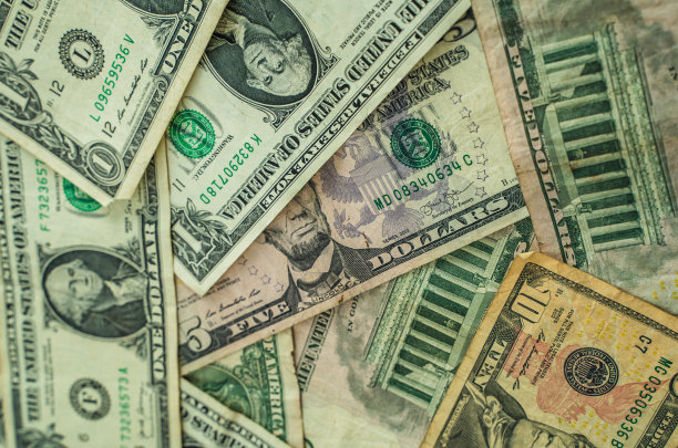 美元钞票堆成一大堆图片下载