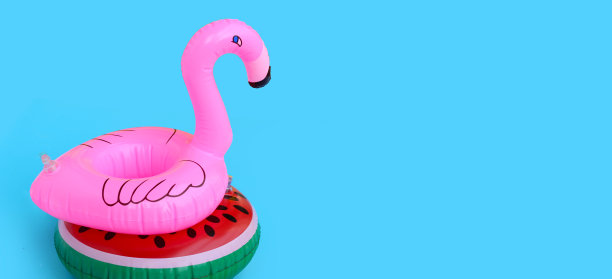 蓝色背景游泳用橡胶圈。夏季背景概念图片下载