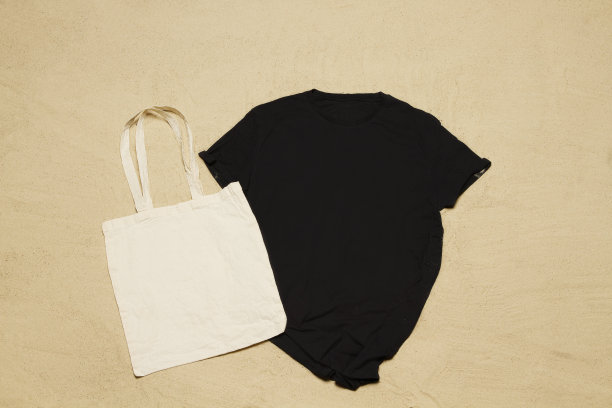 模拟黑色夏季t恤白色购物者复制空间。沙滩纹理背景。空白模板衬衫俯视图。夏天的衣服。在海边平放特写t恤。Beachtime假期图片下载