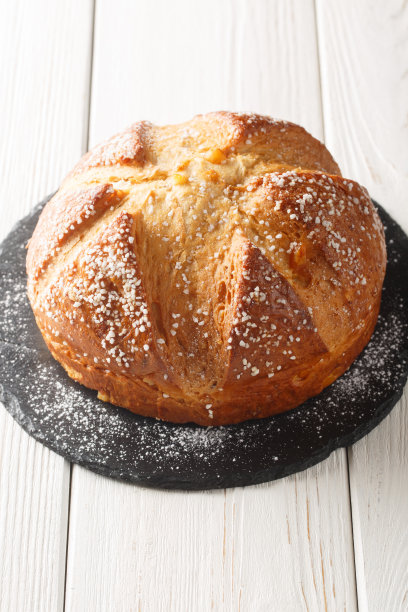 莫纳甜面包或莫纳甜面包或奶油蛋卷，用大量黄油制成，用橙花调味。垂直图片下载