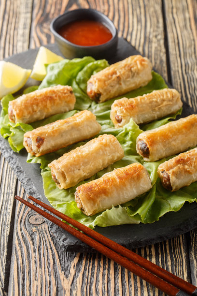 Cha gio或nem ran或油炸春卷，是越南菜中很受欢迎的一道菜。垂直图片下载