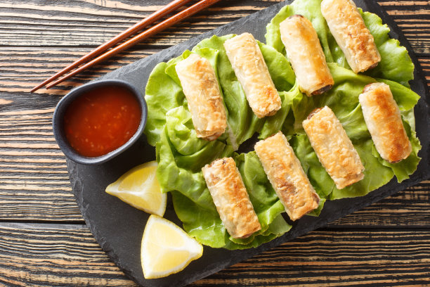 经典的亚洲开胃鸡或Cha gio特写。水平俯视图图片下载