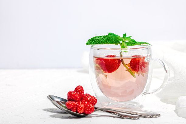 草莓茶概念。早上好，概念。茶壶，成熟的水果，健康的饮料图片下载
