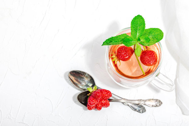草莓茶概念。早上好，概念。茶壶，成熟的水果，健康的饮料图片下载