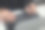 在笔记本电脑键盘上打字的人，在笔记本电脑上工作的商人，他正在给同事们打信息，并制作财务信息表来总结会议。图片下载