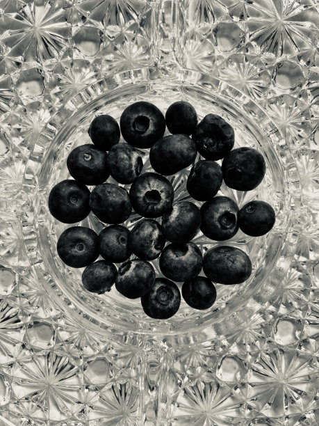 抽象的单色头顶拍摄蓝莓在一个华丽的水晶盘的中心。图片下载