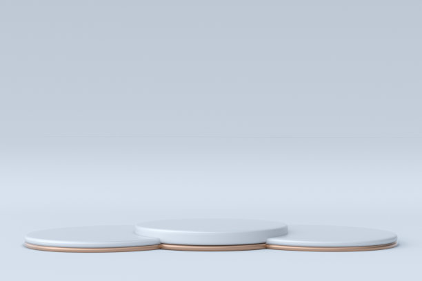 最小的几何场景，三个空的圆形讲台和复制空间孤立在白色背景上。图片下载